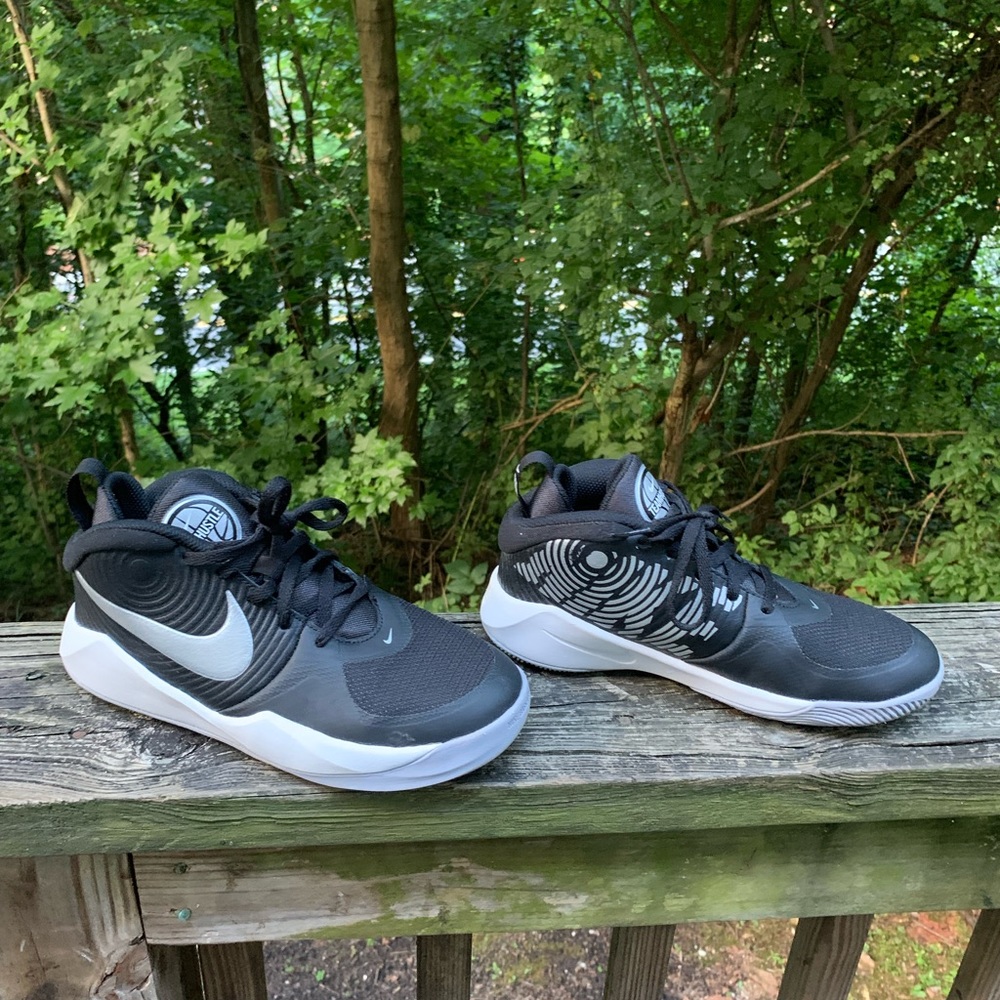 Nike Team Hustle D 9 Shoes Sz 4Y